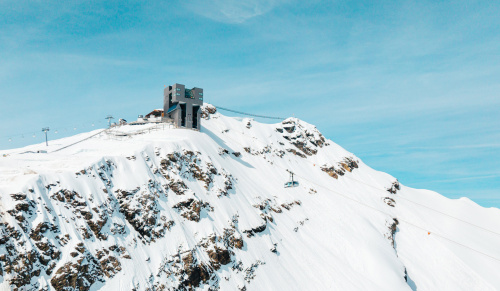 Glacier 3000 bergstation mit gondel winter