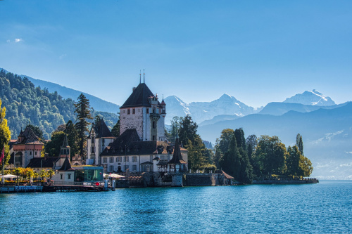 Schloss oberhofen aussenansicht eiger moench jungfrau