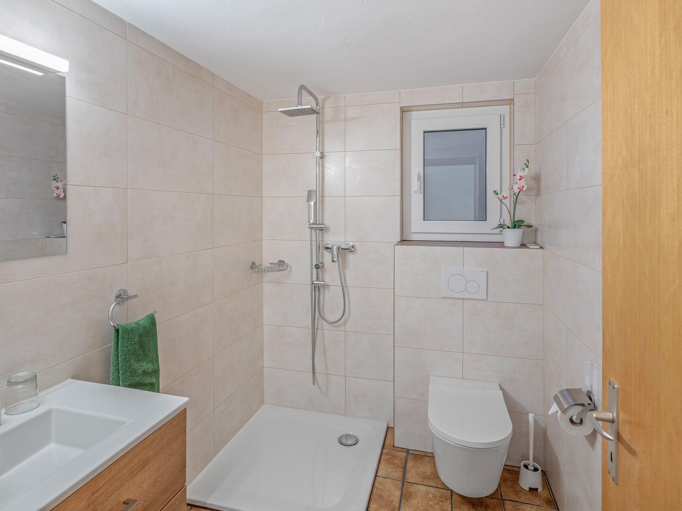 7' zum See und Zug, 1 Zimmer Wohnung, Terrasse, Parkplatz